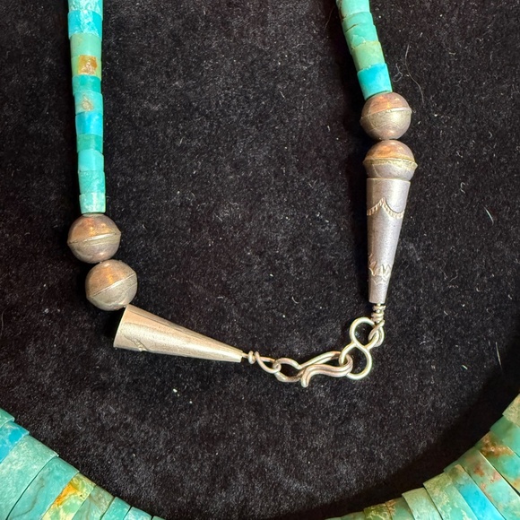 Vintage Native American-style turquoise heishi bead necklace - Picture 2 of 2